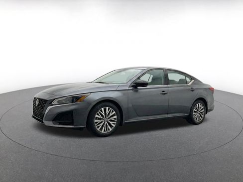 Used 2025 Nissan Altima 2.5 SV FWD image 3