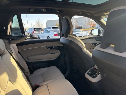 Used 2025 Volvo XC90 B6 Plus image 12