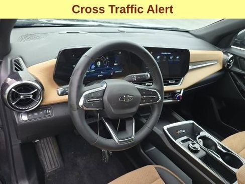 Used 2025 Chevrolet Equinox ACTIV w/ Safety and Technology Package image 11