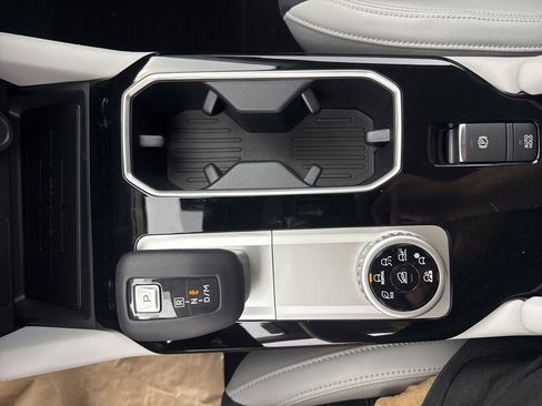 New 2025 Mitsubishi Outlander SE image 25