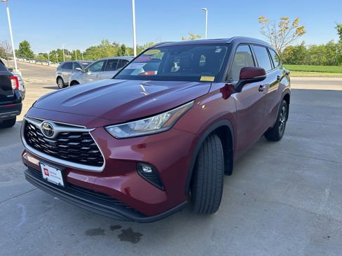 Used 2020 Toyota Highlander XLE AWD/4WD image 3