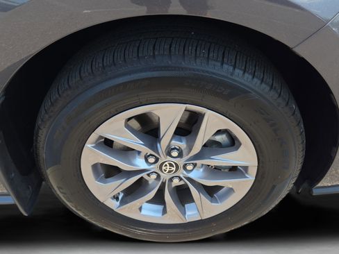 Used 2025 Toyota Sienna XLE image 21