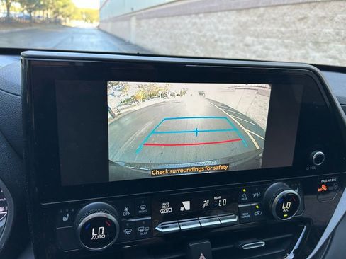 Certified 2023 Toyota Highlander XLE image 25