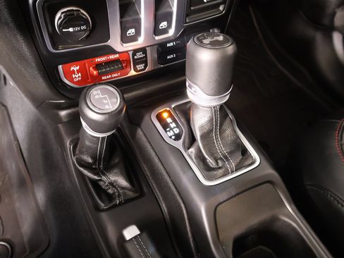 Used 2025 Jeep Wrangler Rubicon w/ Convenience Group AWD/4WD image 8