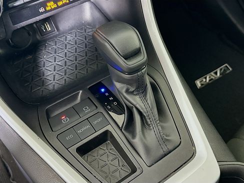 Used 2025 Toyota RAV4 XLE FWD image 21