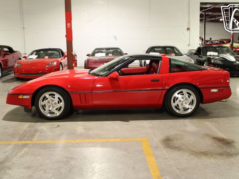 Used 1990 Chevrolet Corvette Coupe image 2