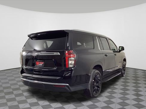 Used 2023 Chevrolet Suburban LT w/ LT Signature Package image 4