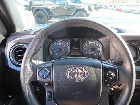 Used 2017 Toyota Tacoma TRD Sport image 28