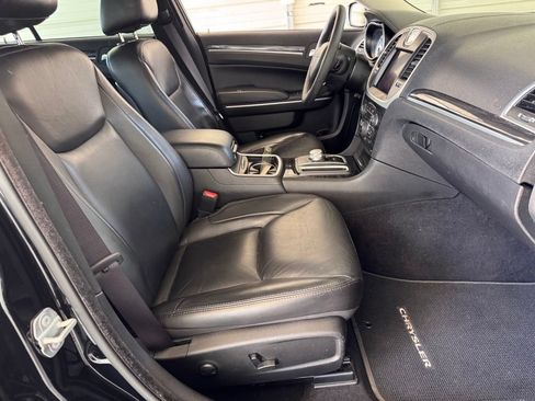 Used 2022 Chrysler 300 Touring L RWD image 17