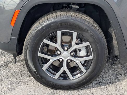 Used 2025 Jeep Grand Cherokee Limited RWD image 10