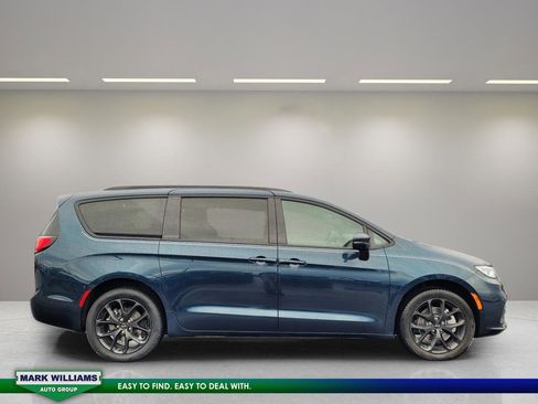 Used 2022 Chrysler Pacifica Limited w/ S Appearance Package image 9