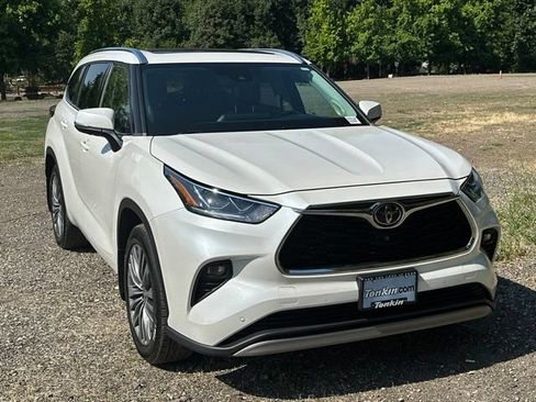 Used 2020 Toyota Highlander Platinum AWD/4WD image 2