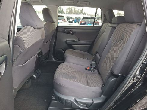 Used 2024 Toyota Highlander LE image 11