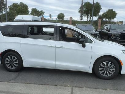 Used 2025 Chrysler Pacifica Select