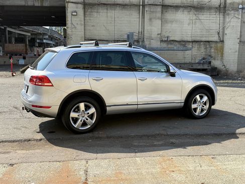 Used 2012 Volkswagen Touareg Sport image 66
