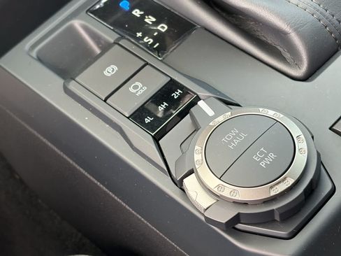 Used 2025 Toyota Tacoma SR5 AWD/4WD image 27