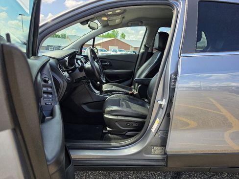 Used 2019 Chevrolet Trax LT w/ LT Convenience Package FWD image 4