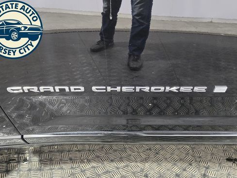 Used 2022 Jeep Grand Cherokee Overland w/ Luxury Tech Group IV AWD/4WD image 29