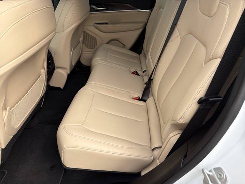 Used 2025 Jeep Grand Cherokee Limited AWD/4WD image 19