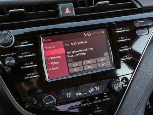 Used 2018 Toyota Camry XLE image 33