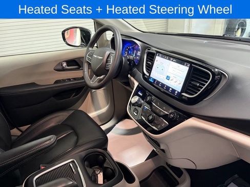 Used 2024 Chrysler Pacifica Touring-L FWD image 23