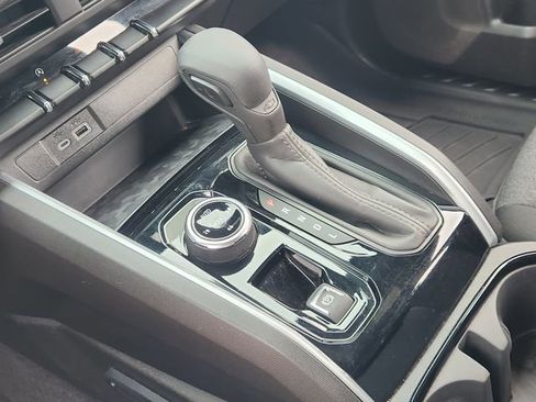 Used 2024 Chevrolet Colorado Trail Boss w/ Technology Package image 16