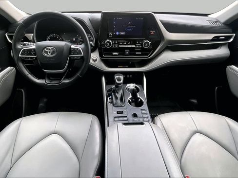 Used 2025 Toyota Highlander XLE w/ Protection Package #3 (TMS) AWD/4WD image 15