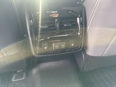 Used 2020 Toyota Avalon Limited image 12