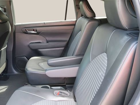 Used 2021 Toyota Highlander XSE FWD image 16