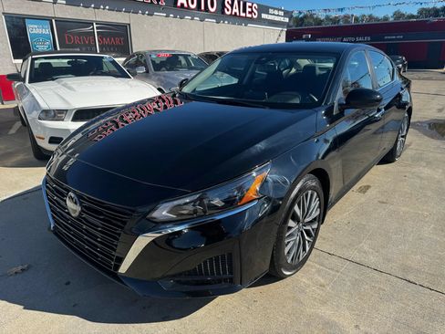 Used 2023 Nissan Altima 2.5 SV FWD image 2