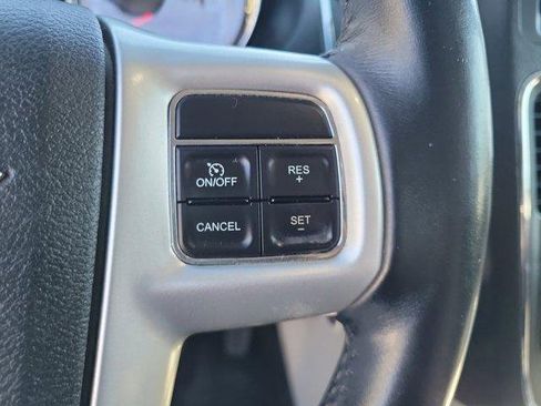 Used 2014 Chrysler Town & Country Touring image 24