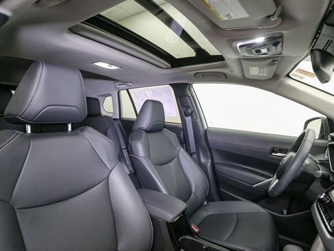 Used 2023 Toyota Corolla Cross XLE w/ Convenience Package AWD/4WD image 19