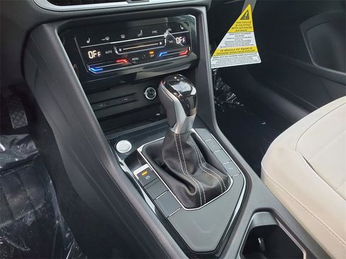 New 2025 Volkswagen Taos SE image 10