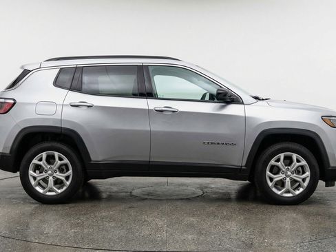 Used 2025 Jeep Compass Latitude AWD/4WD image 9