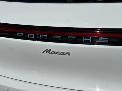 Used 2025 Porsche Macan image 32