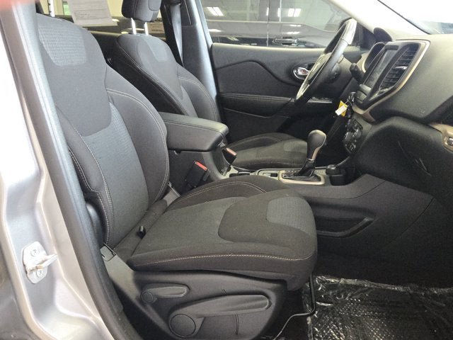 Used 2016 Jeep Cherokee Latitude w/ Cold Weather Group AWD/4WD image 3