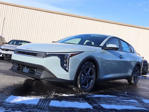 New 2025 Kia K4 LXS image 3