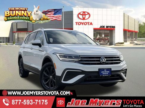 Used 2024 Volkswagen Tiguan SE FWD image 1