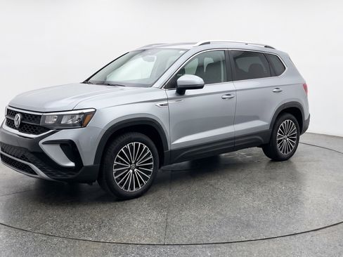 Used 2025 Volkswagen Taos SE image 3