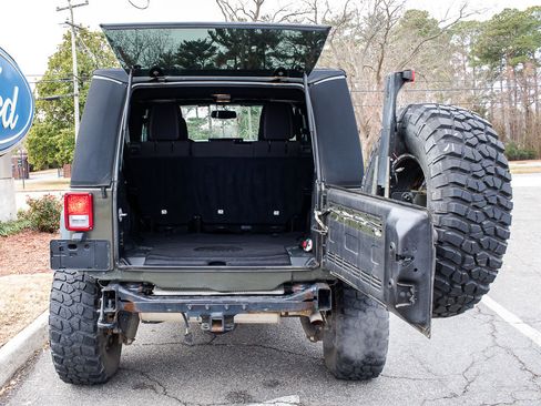 Used 2016 Jeep Wrangler Unlimited Rubicon w/ Connectivity Group image 20