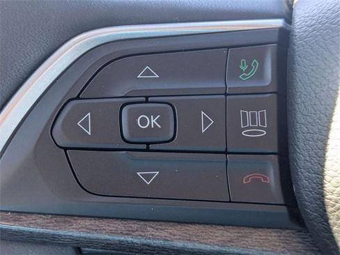 Used 2023 Jeep Grand Cherokee Limited w/ Black Appearance Package image 19