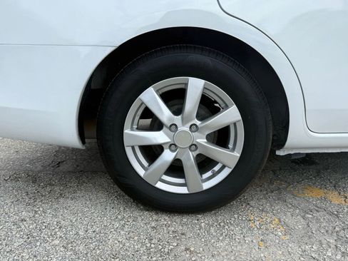 Used 2014 Nissan Versa SV w/ Convenience Package FWD image 22