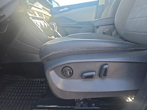 Used 2023 Volkswagen Taos SE w/ Panoramic Sunroof Package image 31