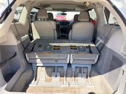 Used 2013 Toyota Sienna XLE image 19