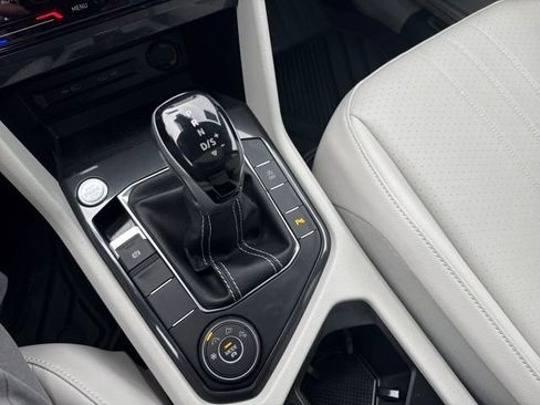 Certified 2022 Volkswagen Tiguan SE R-Line image 27