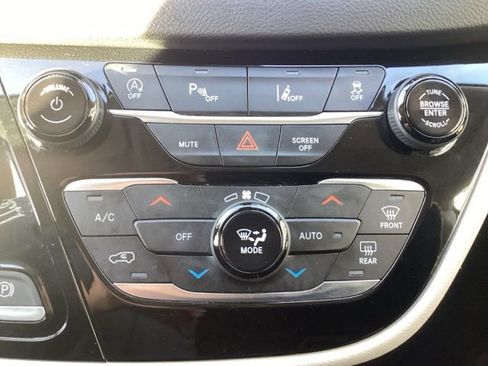 Used 2023 Chrysler Pacifica Touring-L image 31