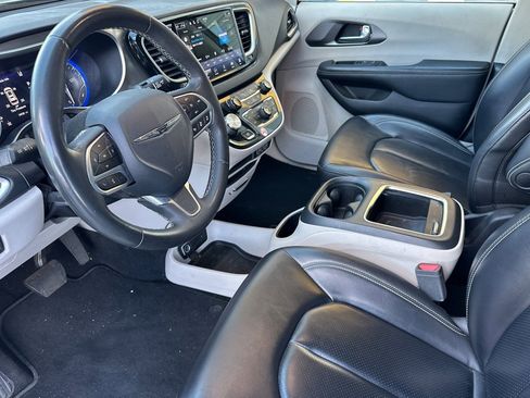 Used 2023 Chrysler Pacifica Touring-L image 11