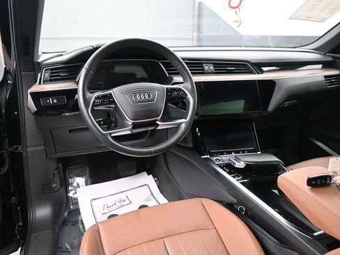 Used 2022 Audi e-tron Premium Plus w/ Premium Plus Package image 24