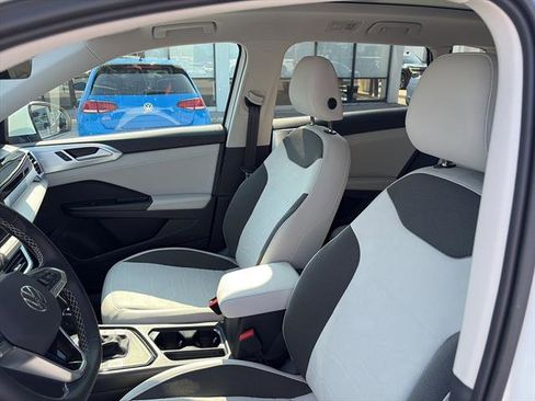 New 2025 Volkswagen Taos SE image 13