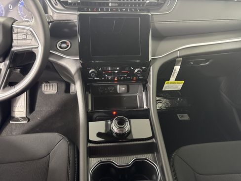 New 2025 Jeep Grand Cherokee Laredo X w/ Luxury Tech Group I image 25